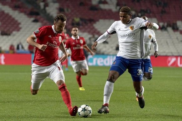 epa06369671 Benfica's Haris Seferovic, left, fights for the ball against Basel's Manuel Akanji, right, during the UEFA Champions League Group stage Group A matchday 6 soccer match between Portugal's SL Benfica and Switzerland's FC Basel 1893 in Benfica's stadium Estadio da Luz in Lisbon, Portugal, on Tuesday, December 5, 2017.  EPA/GEORGIOS KEFALAS
