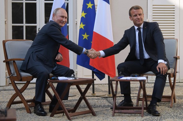 epa07781202 Russian President Vladimir Putin (L) and French President Emmanuel Macron (R) attend a joint press conference before the talks at the fort of Bregancon in France, 19 August 2019. President ...