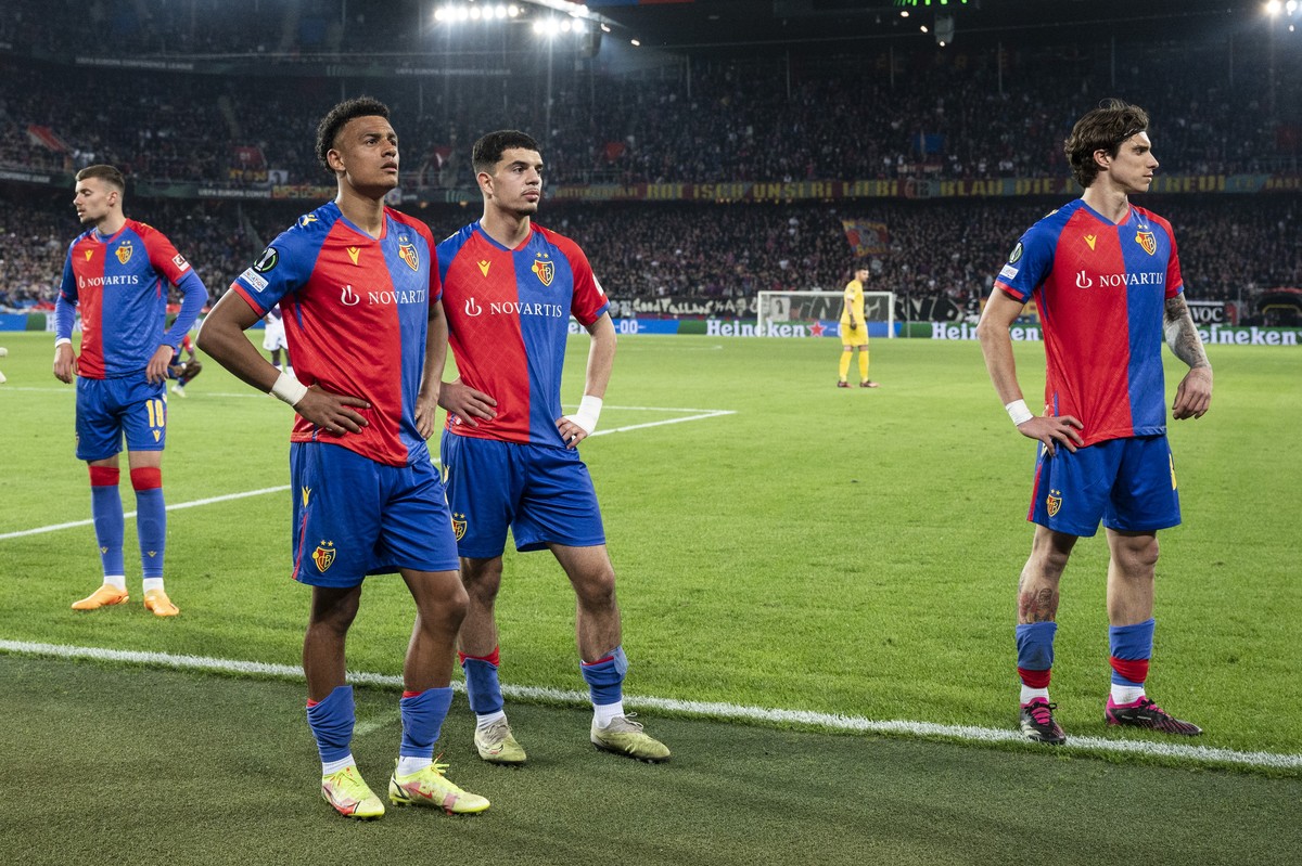 Basel's players react disappointed during the UEFA Conference League semifinal second leg soccer match between FC Basel 1893 and Italy's ACF Fiorentina at the St. Jakob Park stadium in Basel ...