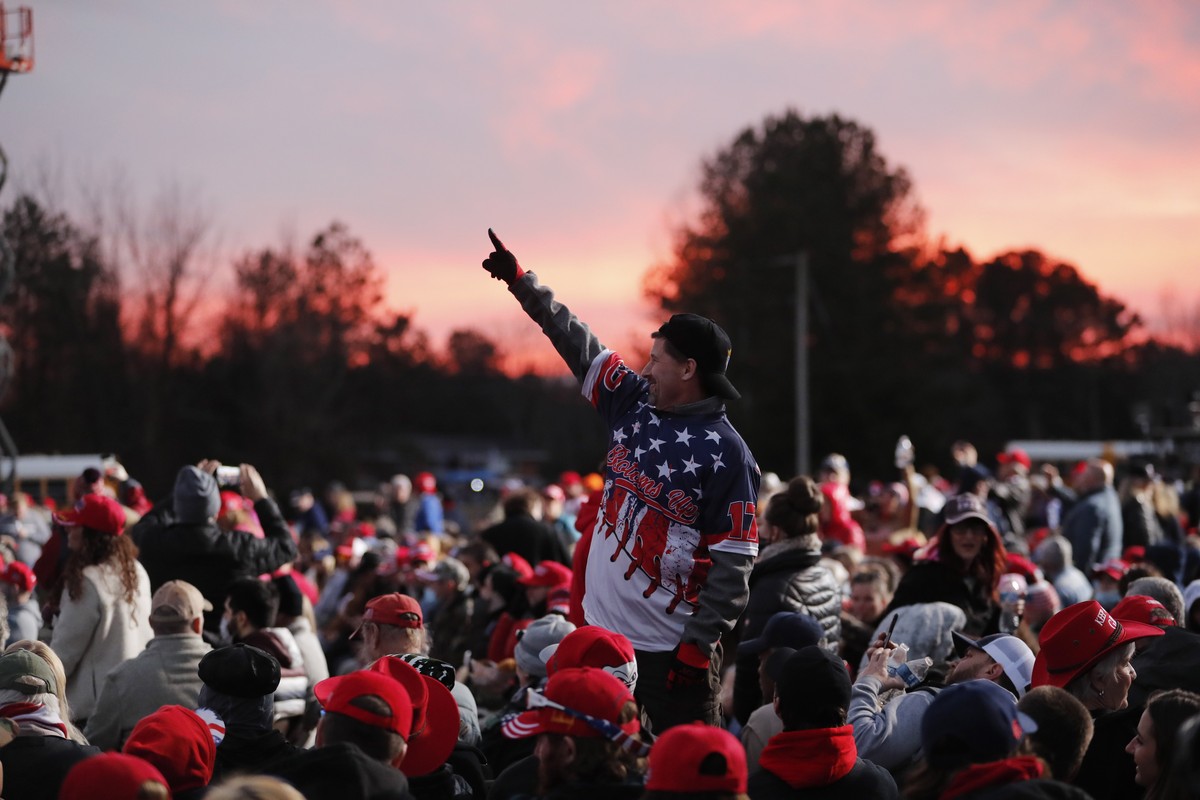 epaselect epa08919501 Supporters of US President Donald J. Trump begin to gather hours before he participates in an election eve campaign rally on behalf of Republican Georgia Senators Kelly Loeffler  ...