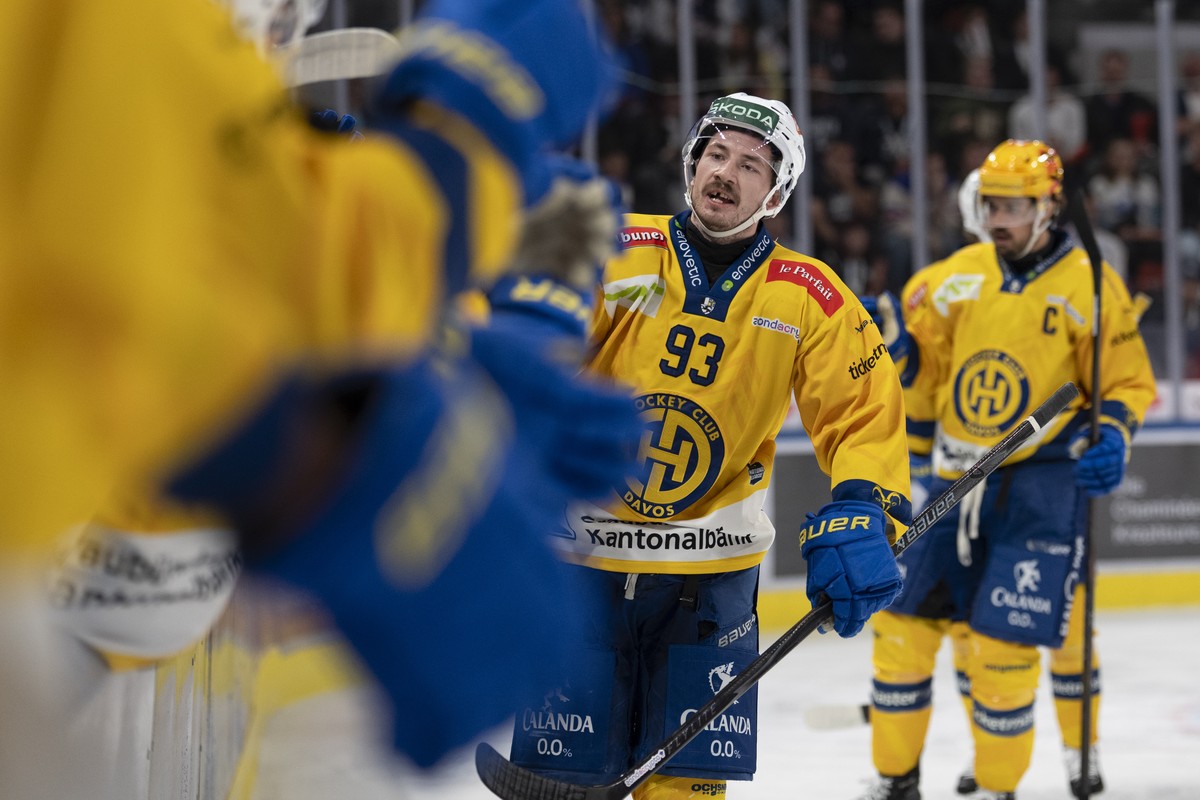 Der Torschuetze Yannick Frehner (HCD)jubelt nach dem Tor zum 1:1 bei dem Spiel 2 des Playoff Halbfinal der Eishockey National League zwischen den ZSC Lions und dem HC Davos am Montag, 6. April 2026 in ...