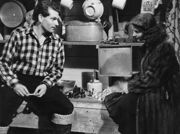1941: English actor Laurence Olivier (1907 - 1989) and Vivien Leigh (1913 - 1967) relaxing over a game of chess during the filming of &#039;Forty Ninth Parallel&#039;, a war adventure movie. Original  ...