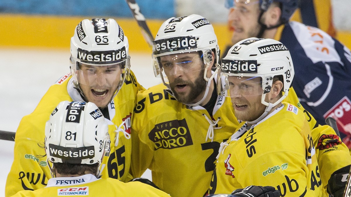 Jubel bei Berns Thomas Ruefenacht, Berns Ramon Untersander, Berns Andrew Ebbett und Berns Ryan Lasch, von links, im zweiten Eishockey Playoff-Finalspiel der National League A zwischen dem EV Zug und d ...