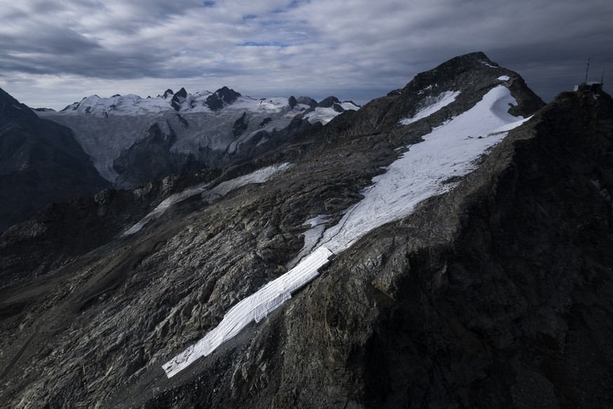 Blick auf den Corvatsch-Gletscher, waehrend Mitarbeiter der Bergbahnen Gletscher-Schutzvlies entfernen, aufgenommen am Montag, 5. September 2022, in Samedan. Das Schweizerische Gletschermessnetz �Glac ...