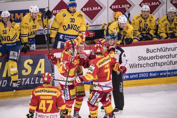 Die Bieler, vorne, freuen sich ueber ihr letztes Tor ins leere Gehaeuse, den Davosern, oben, bleibt das Nachsehen, im dritten Eishockey Playoff-Viertelfinalspiel der National League zwischen dem HC Bi ...