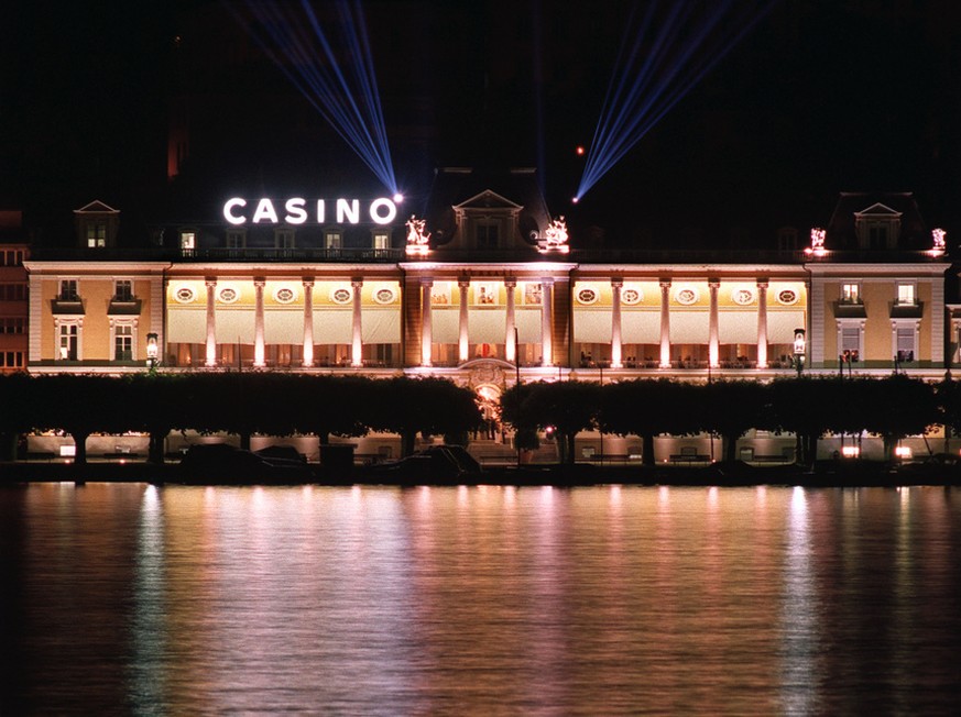 Das Spielcasino in Luzern befindet sich am See und ist am Abend der Eroeffnung, dem 26. Juni 2002, beleuchtet. (KEYSTONE/Gaetan Bally) === , === : FILM]