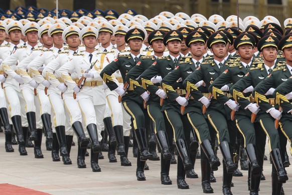 epa12976173 Chinese People's Liberation Army (PLA) honour guards march during a welcome ceremony for Russian President Vladimir Putin (not pictured) at the Great Hall of the People in Beijing, Ch ...