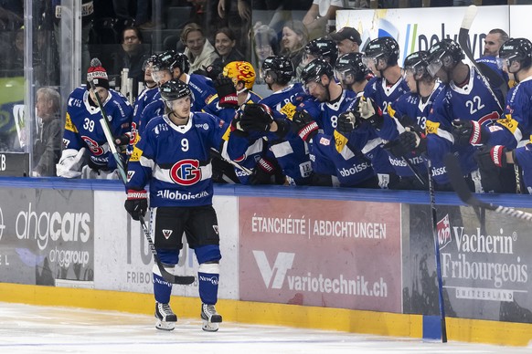 der Freiburger Spieler Marcus Soerensen jubelt nach seinem Tor zum 3-1 mit seinem Teamkollegen, beim Eishockey Meisterschaftsspiel der National League zwischen HC Fribourg Gotteron und dem Geneve-Serv ...