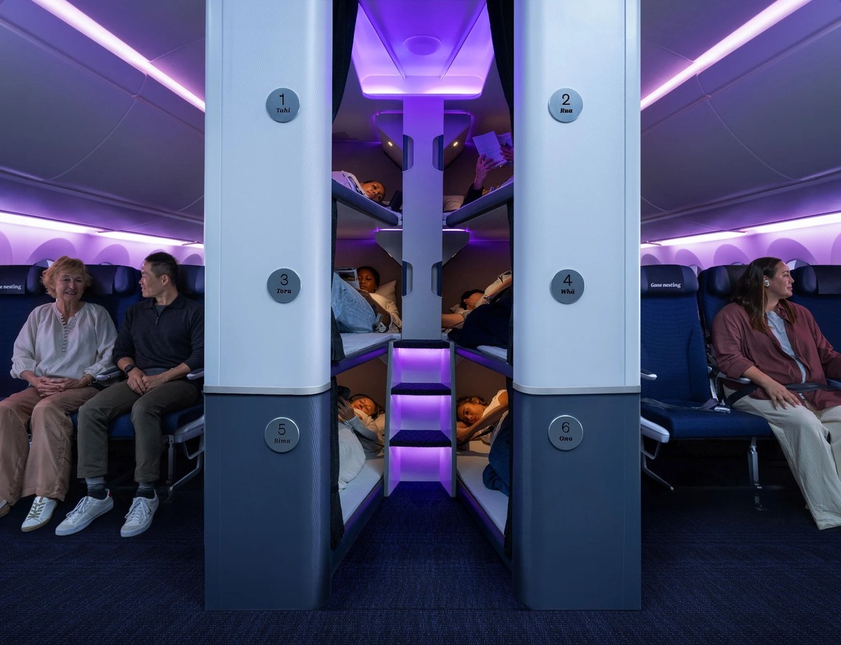 Une vue des lits superposés en classe économique chez Air New Zealand.