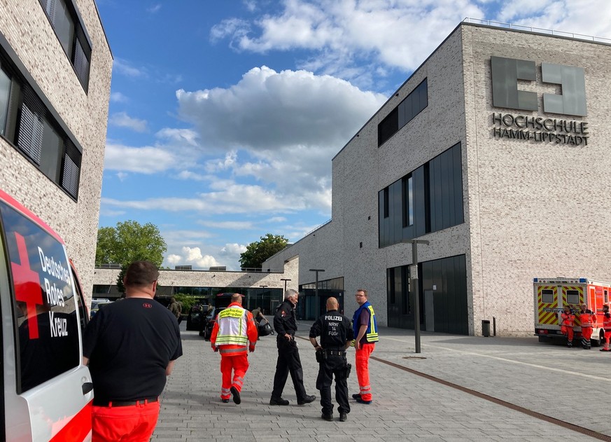 10.06.2022, Nordrhein-Westfalen, Hamm: Einsatzkräfte der Polizei sind auf dem Gelände der Hochschule Hamm-Lippstadt im Einsatz. An der Hochschule Hamm-Lippstadt hat ein 34-jähriger Mann mit einem Mess ...