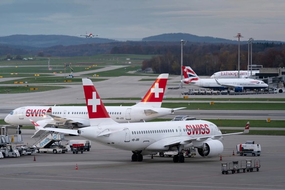 Das Buchen des Ferienflugs droht diesen Sommer teurer auszufallen als in früheren Jahren.