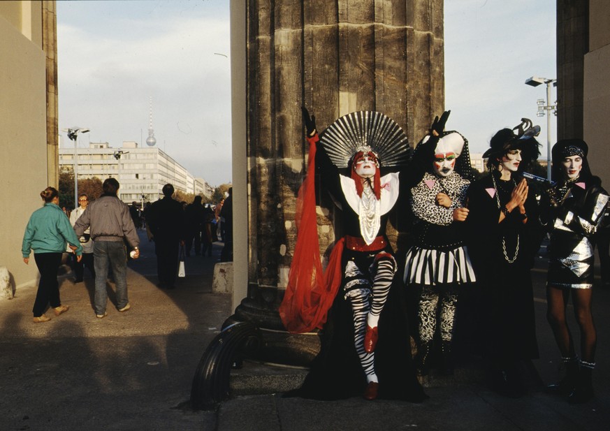 Während den Feierlichkeiten zur Wiedervereinigung von Ost- und Westdeutschland am Brandenburger tor. Vor der Wende. 02.Okt. 1990 Berlin (Photo by Olivia Heussler/ullstein bild via Getty Images)