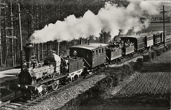 Hiess zwar die Spanisch-Brötli-Bahn, aber auch das nur im Volksmund. Und das Bild lügt auch ein bisschen, weil es sich bei der Komposition auf dem Bild lediglich um eine Replika aus dem Jahr 1947 handelt, als die Schweiz 100 Jahre Schweizer Eisenbahn feierte.&nbsp;
