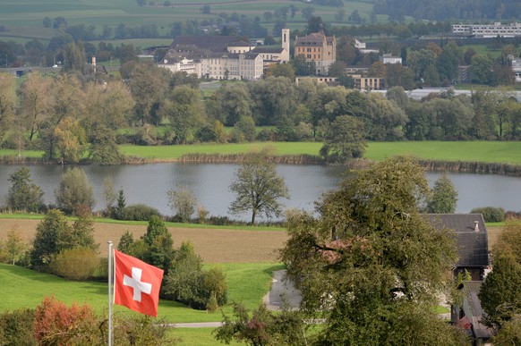 Der Privatsee Baldeggersee bei Baldegg im Kanton Luzern, aufgenommen am Mittwoch, 8. Oktober 2014. Der See befindet sich im Privatbesitz von Pro Natura. Saemtliche Seen im Kanton Luzern, die sich derz ...