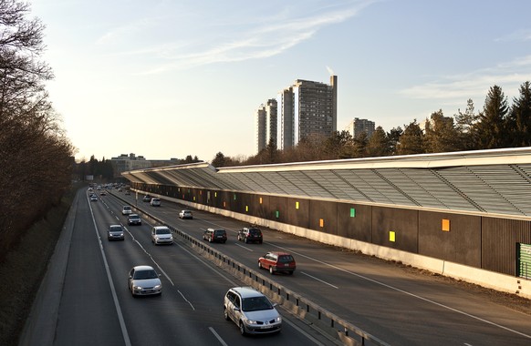 ARCHIV - ZUR STRASSENLAERM-THEMATIK STELLEN WIR IHNEN FOLGENDES BILDMATERIAL ZUR VERFUEGUNG - Der Feierabendverkehr verlaesst am 11. Februar 2011 auf der Autobahn A6 die Stadt Bern. (KEYSTONE/Gaetan B ...