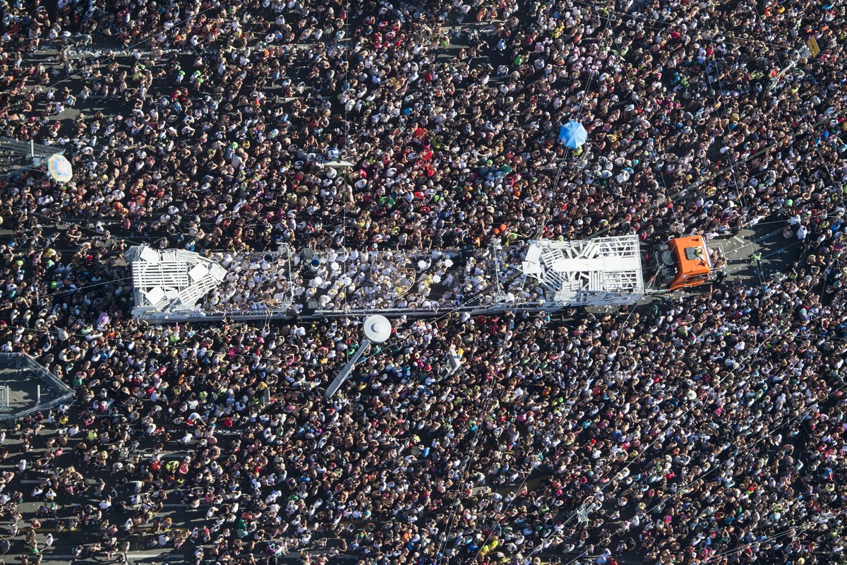 epa04904146 An Aerial view of hundreds of thousands of participants dancing through the streets during the 24th Street Parade, in the city center of Zurich, Switzerland, 29 August 2015. Hundreds of th ...