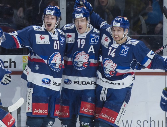 Jubel zum 1:0 bei Zuerichs Patrick Geering, Torschuetze Fabrice Herzog, Reto Schaeppi und Chris Baltisberger, v.l.n.r., im vierten Eishockey Playoff-Halbfinalspiel der National League zwischen den ZSC ...