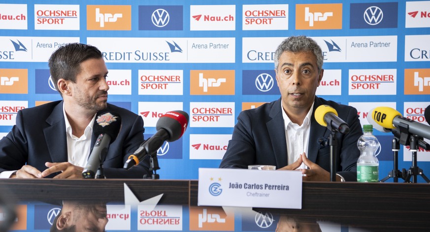 GC Trainer Joao Carlos Pereira, rechts, spricht neben Mediensprecher Adrian Fetscherin an der Medienkonferenz ueber den Ausblick auf die anstehenden Aufgaben, aufgenommen am Donnerstag, 6. August 2020 ...