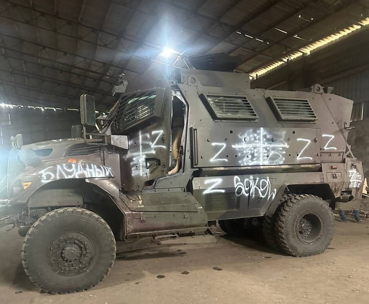 Un International M1224 MaxxPro, marqué avec la croix blanche ukrainienne, effacée et remplacée par le «Z» russe, après avoir été capturé.