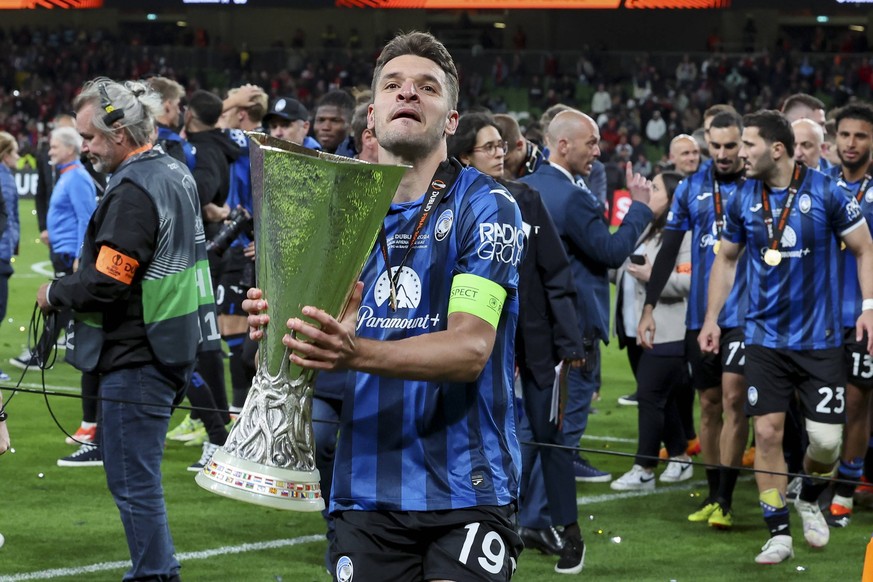 Berat Djimsiti Atalanta BC haelt den Pokal fuer den Gewinn der Europa League in der Hand, UEFA Europa League 2023/2024 - Final, Atalanta BC vs Bayer 04 Leverkusen, Aviva Stadion, 22.05.2024, Dublin, I ...