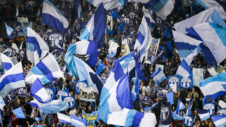 Die FCZ-Fans in Derbystimmung waehrend der Superleague Fussballpartie zwischen dem FC Zuerich und dem Grasshopper Club Zuerich am Samstag, den 21. Oktober 2017 im Stadion Letzigrund in Zuerich. (KEYST ...