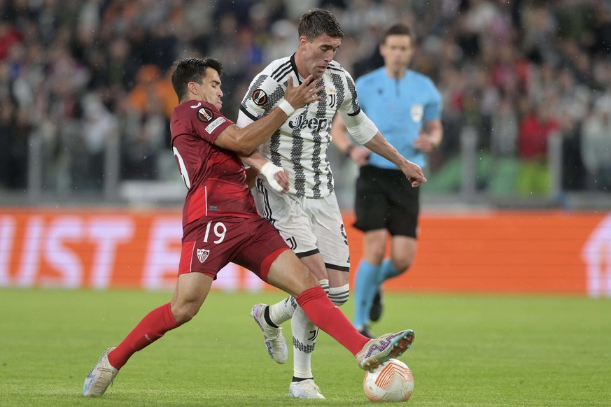 Juventus&#039; Dusan Vlahovic, right, and Sevilla&#039;s Marcos Acuna battle for the ball during the Europa League soccer match between Juventus and Sevilla at Allianz Stadium in Turin, Italy, Thursda ...