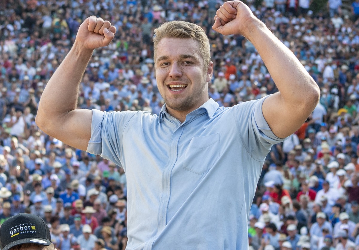 Adrian Walther feiert den Festsieg nach dem Schlussgang gegen Werner Schlegel am traditionellen Bruenig Schwingfest auf dem Bruenig Pass vom Sonntag, 31. Juli 2022. (KEYSTONE/Urs Flueeler).