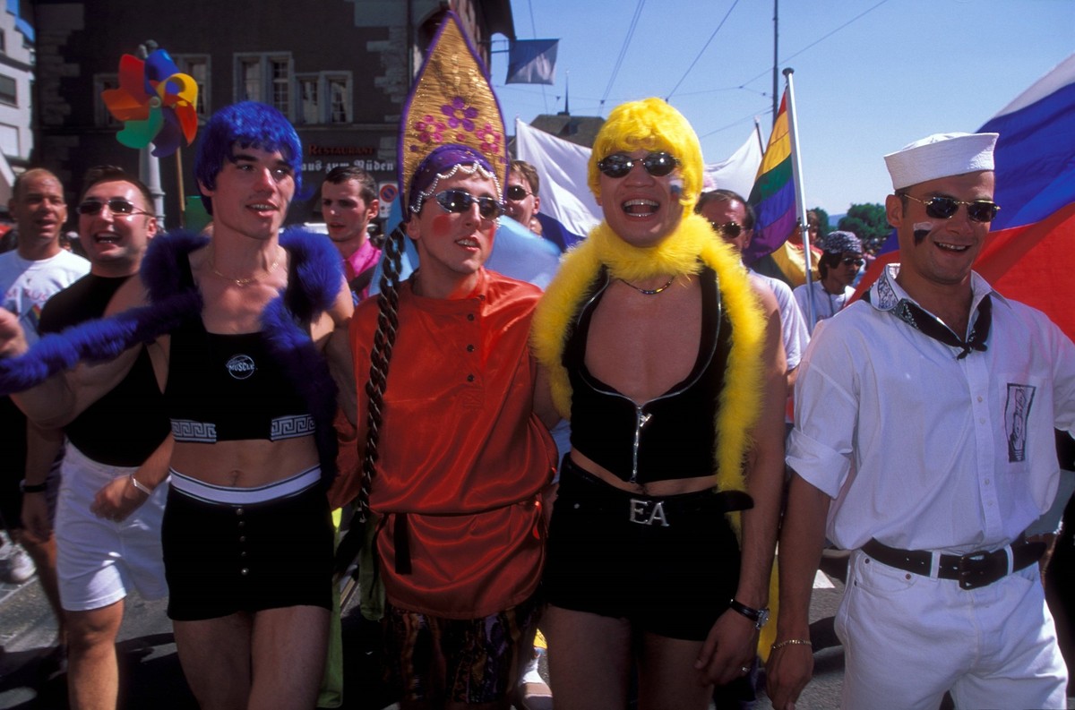 Kostümierte Teilnehmer auf dem Christopher Street Day in Zürich 2004