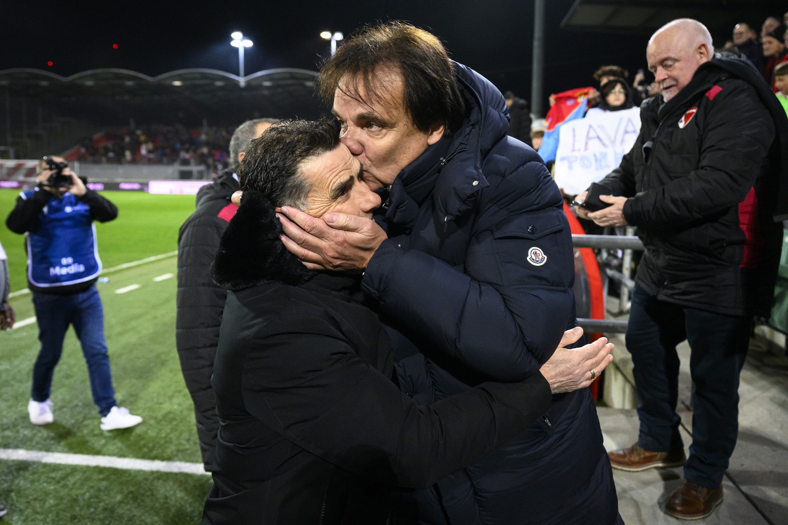 Le president du FC Sion Christian Constantin, droite, embrasse l&#039;entraineur du FC Sion Didier Tholot, gauche, a la fin de la rencontre des quarts de finale de la Coupe de Suisse de football entre ...