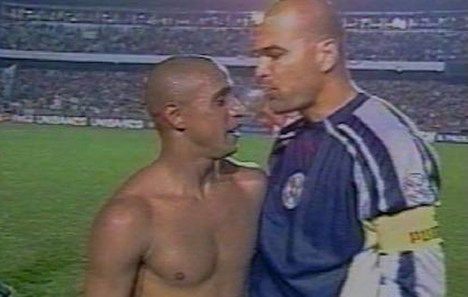 Vor laufender Kamera: José Luis Chilavert mit sehr feuchter Aussprache gegen Roberto Carlos.