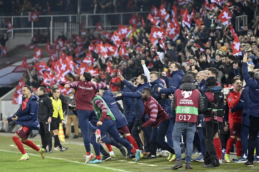 epa09584293 Swiss players celebrate after winning the FIFA World Cup 2022 group C qualifying soccer match between Switzerland and Bulgaria in Lucerne, Switzerland, 15 November 2021. EPA/ALESSANDRO DEL ...