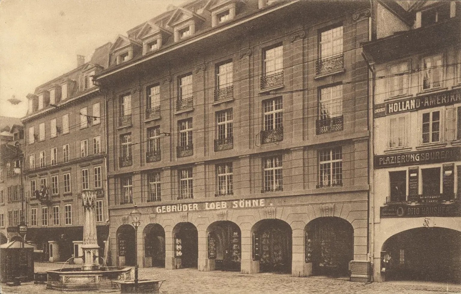 Das Warenhaus Loeb nach der Neugestaltung von 1913. Die kontroverse Schaufensterfront wurde zurückgebaut.
https://katalog.burgerbib.ch/detail.aspx?ID=432546
