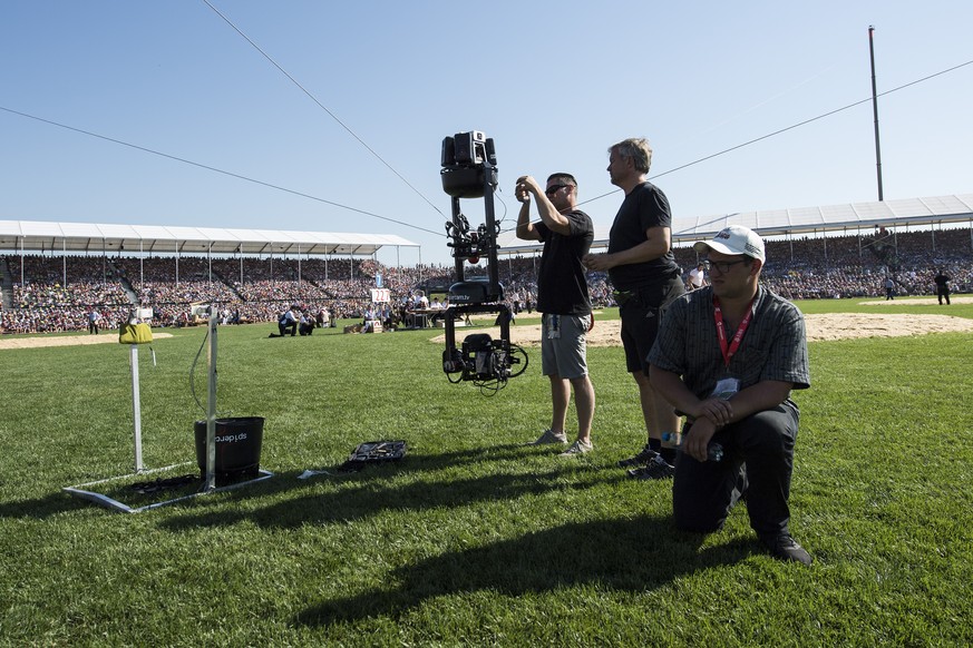 Fernsehtechniker montieren die Spydercam am Eidgenoessischen Schwing- und Aelplerfest (ESAF) Estavayer 2016 in Payerne, am Samstag, 27. August 2016. (KEYSTONE/Peter Schneider)