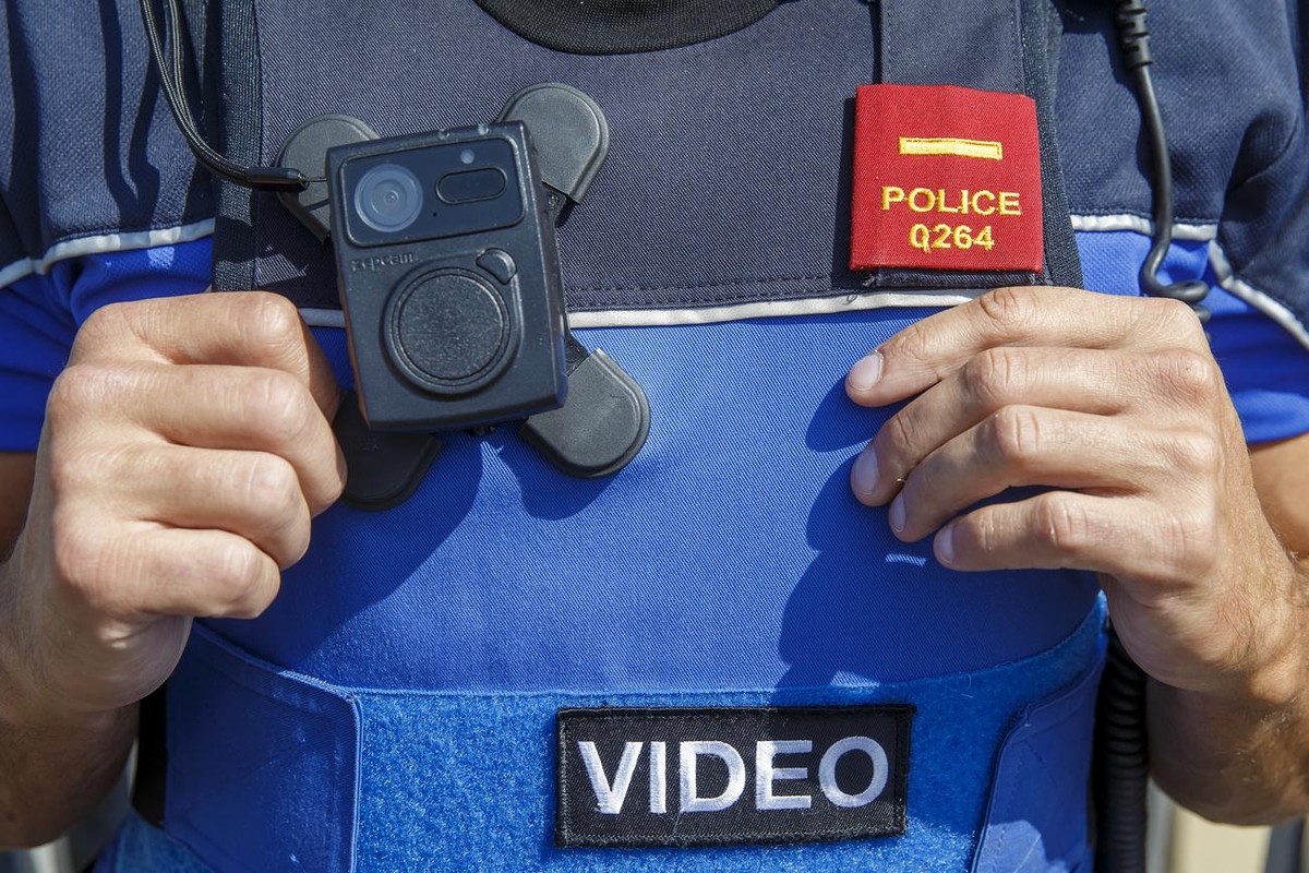 Un policier de la police lausannoise porte une camera video sur son gilet par balle, lors d'une manifestation des militants d'Extinction Rebellion qui bloquent le pont Charles Bessieres, ce  ...