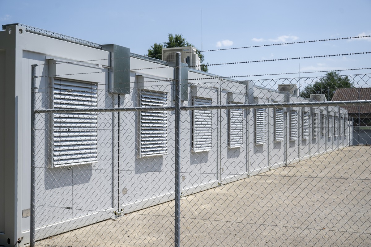 Eine Sicht auf die Container Wohnsiedlung im neuen Erweiterungstrakt des Freien Straffvollzug Wauwilermoos, anlaesslich eines Medienanlass zum Justizvollzug im Kanton Luzern, im Gefaengniss oder der J ...