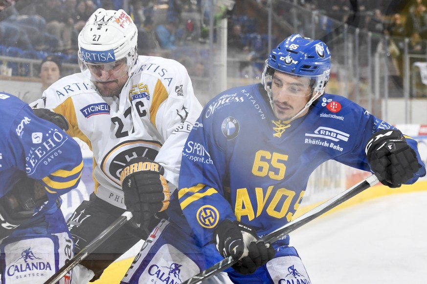 Der Luganesi Alessandro Chiesa, links, gegen den Davoser Marc Wieser, beim Eishockey-Qualifikationsspiel der National League A zwischen dem HC Davos und dem HC Lugano, am Dienstag, 28. November 2017,  ...