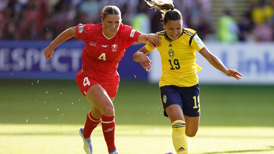 epa10069397 Johanna Rytting Kaneryd (R) of Sweden in action against Rachel Rinast (L) of Switzerland during the UEFA Women&#039;s EURO 2022 group C soccer match between Sweden and Switzerland in Sheff ...