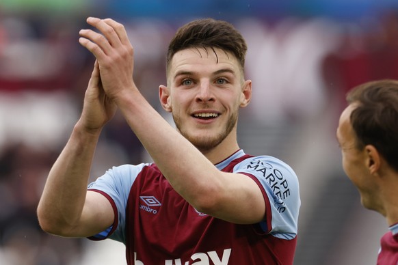 West Ham&#039;s Declan Rice applauds the fans at the end of an English Premier League soccer match between West Ham and Southampton at the London stadium in London, England, Sunday May 23, 2021. (John ...