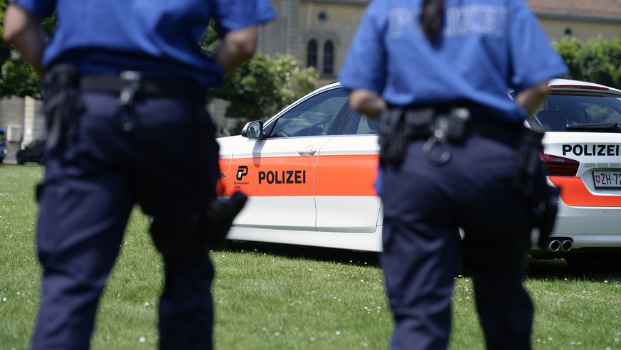 Two policemen stand in front of a police car of the cantonal police Zurich, in Zurich, Switzerland, on June 2, 2015. (KEYSTONE/Water Bieri)

Zwei Polizisten stehen vor einem Dienstfahrzeug der Kantons ...