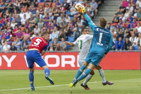 Basels Silvan Widmer, St. Gallens Yannis Tafer und Basels Torhueter Jonas Omlin, von links, im Fussball Meisterschaftsspiel der Super League zwischen dem FC Basel 1893 und dem FC St. Gallen 1879 im St ...