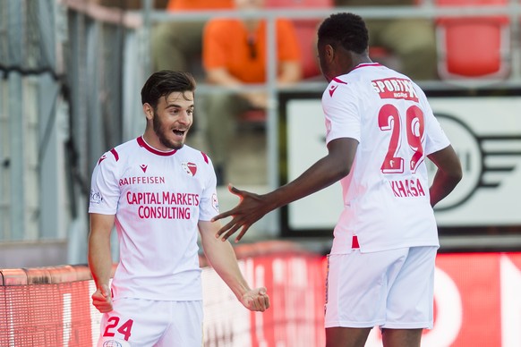 Le milieu valaisan Bastien Toma, gauche, fete le deuxieme but avec le milieu valaisan Jared Khasa, droite, lors de la rencontre de football de Super League entre le FC Sion et le FC Luzern le dimanche ...