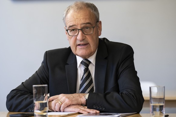 Bundesrat Guy Parmelin spricht an einer Medienkonferenz ueber das wohnen in Berggebieten, am Montag, 31. Oktober 2022, in Bern. Die von Parmelin eingesetzte Begleitgruppe Berggebiete zeigt in einem Le ...