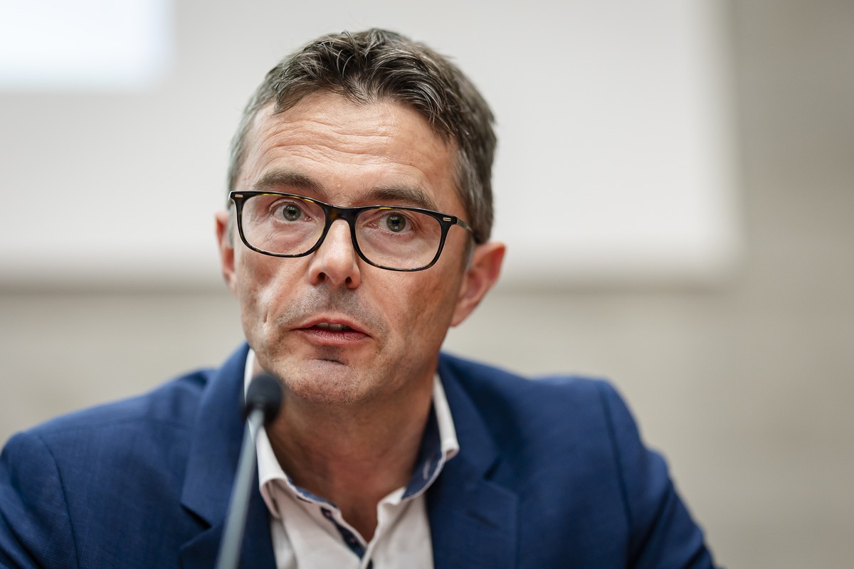 epa13206683 Lenzburg-Aargau Senior Public Prosecutor Christoph Ruedi speaks during a news conference following a deadly shooting at a rave party on the Schachen horse racing track in Aarau, in Schafis ...