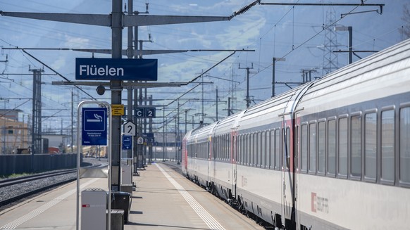 Der Bahnhof in Flueelen im Kanton Uri am Donnerstag, 19. Maerz 2020 ist wegen dem Coronavirus nicht, oder nur sehr leicht bevoelkert. (KEYSTONE/Urs Flueeler)