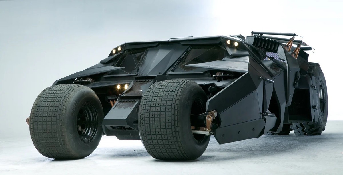 Wayne Enterprises Tumbler ... it Chevy LS3-V8-Motor. Kostenpunkt: 3 Millionen.
https://brucewaynex.com/pages/tumbler