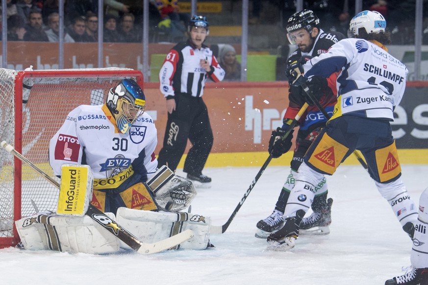 Berns, Vincent Parplan, Mitte, kaempft um den Puck, gegen Zugs Goalie, Leonardo Genoni, links, und Zugs, Dominik Schlumpf, rechts, waehrend dem Meisterschaftsspiel der National League, zwischen dem SC ...