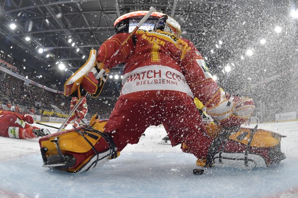 Biels Goalie Jonas Hiller ist geschlagen, iBerns Ramon Untersander trifft zum 0:1 im sechsten Eishockey Playoff-Halbfinalspiel der National League zwischen dem EHC Biel und dem SC Bern, am Samstag, 6. ...