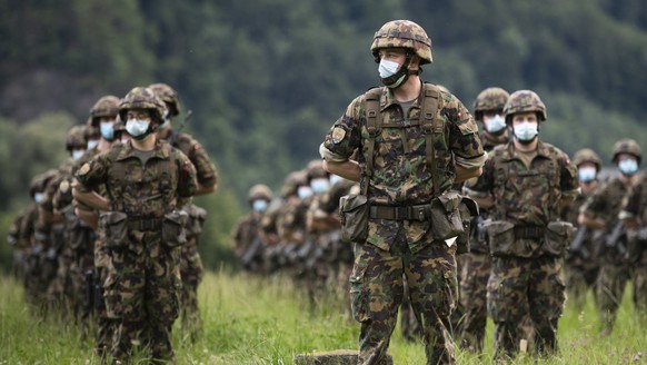 ARCHIVBILD ZUR MELDUNG, DASS ALLE WKS DER ARMEE, DIE KEINEN BEZUG ZUR CORONAVIRUS PANDEMIE AUFWEISEN, BIS ENDE JAHR AUSGESETZT WERDEN, AM MITTWOCH, 28. OKTOBER 2020 - Soldaten mit Schutzmasken bei der ...