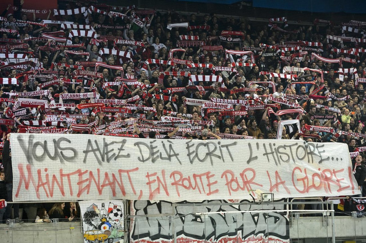 Les supporters du LHC brandissent une banderole "Vous avez deja ecrit l'histoire...Maintenant, en route pour la gloire" lors du 2eme match des quarts de finale de Play Off de National L ...
