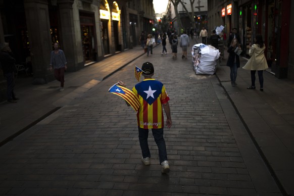 Das Epizentrum, das keines ist: Ein Mann in katalonischen Farben auf den Strassen Barcelonas.&nbsp;